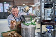 besseresser – In den Instant-Cremesuppen der großen Lebensmittelhersteller stecken kaum noch echte Champignons. Sebastian Lege erklärt den Trick und stellt Champignonextrakt her.
