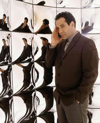 Monk – Durch und durch kompliziert als Person, ist Monk (Tony Shalhoub) aber gleichzeitig auch ein hervorragender Detektiv. Seine kriminalistische Brillanz ist bestechend.