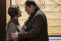 East New York – Francine Yenko (Jenny Bacon, l.); Captain Stan Yenko (Richard Kind, r.)