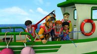 Feuerwehrmann Sam – Während die anderen auf Normans und Mandys Angel achten, lockert Dilys das Seil zum Rettungsboot.