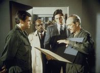 Agentin mit Herz – Amerikas Raketenabwehrsystem ist in Gefahr. Auf geheimnisvolle Weise konnte ein Unbekannter bereits mehrere Teilstücke des Geheimplans entwenden. Lee (Bruce Boxleitner, 2.v.r.) und Billy (Mel Stewart, 2.v.l.), die für die Verwahrung des Plans zuständig sind, geraten unter Beschuss ...