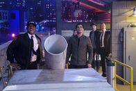 Scorpion – Nachdem ein Helikopter auf einem Hochhaus abgestürzt ist, setzen Chief Benavidez (Peter Parros, l.), Walter (Elyes Gabel, 2.v.l.), Toby (Eddie Kaye Thomas, 2.v.r.) und Cabe (Robert Patrick, r.) alles daran, den Insassen zu helfen ...