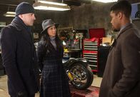 Elementary – (v.l.n.r.) Sherlock Holmes (Jonny Lee Miller); Joan Watson (Lucy Liu); Detective Marcus Bell (Jon Michael Hill)