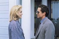 Basic Instinct – Sharon Stone und Michael Douglas: Die Schriftstellerin Catherine Tramell hat eine ausufernde Phantasie. Für Detective Nick Curran entwirft sie ein hocherotisches Drehbuch - mit verhängnisvollen Folgen.
