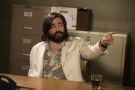 Community – Professor DeSalvo (Matt Berry) unterrichtet nicht nur Trickbetrug, sondern kann dabei seine Studenten auch noch so richtig schön über den Tisch ziehen ...