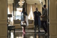 Empire – Während Cookie (Taraji P. Henson, l.) versucht mit Angelo (Taye Diggs, M.) dessen Karriere voranzutreiben, wird sie seit ihrem Zusammentreffen mit Lucious (Terrence Howard, r.) von Schuldgefühlen geplagt ...