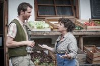 Der Bergdoktor – Lisbeth Gruber (Monika Baumgartner) sollte sich schonen, doch so geht es nicht, das muss auch ihr Sohn Hans (Heiko Ruprecht) einsehen.