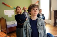 Hotel Heidelberg – Ole (Nico Ramon Kleemann) zieht zu Anette (Annette Frier, li.) und Ingolf (Christoph Maria Herbst) ins Hotel Heidelberg. Die Sozialarbeiterin Ela Paul (Frau Wilsneck) begleitet ihn dabei und begutachtet sein neues Zuhause.