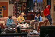 The Big Bang Theory – Erleben einen ganz besonderen Abend: Howard (Simon Helberg, l.), Sheldon (Jim Parsons, 2.v.l.), Leonard (Johnny Galecki, r.) und Raj (Kunal Nayyar, 2.v.r.) ...