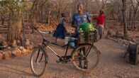Die Elefanten der Victoriafälle – Durch Fahrräder erhalten Menschen im ländlichen Afrika leichteren Zugang zu Bildung, Gesundheitseinrichtungen oder Märkten.