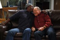 Two and a Half Men – Während Charlie Chelsea hinterher trauert, sind Ed (John Amos, l.) und Tom (Stacy Keach, r.) glücklich miteinander ...