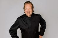 Der Vorkoster – Nur noch wenige Tage bis Weihnachten! Auch Björn Freitag und Yvonne Willicks haben jede Menge um die Ohren, nehmen sich aber wieder Zeit, das Jahr mit lieben Kolleginnen und Kollegen ausklingen zu lassen. Der Spitzenkoch hat diesmal ein besonderes Motto: Kulinarisch verwöhnen mit geschickt kombinierten Zutaten und besten Kochtricks!