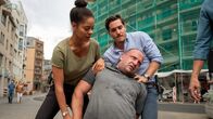 Blutige Anfänger – Da der Ex-Boxer Marcel John (Urs Rechn, M.) auf die Kriminalbeamten losgegangen ist, müssen Ann-Christin (Jane Chirwa, l.) und Kilian (François Goeske, r.) ihn unter Körpereinsatz festnehmen.