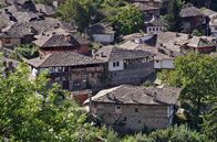 Bulgariens Bergwelten – Die Rhodopen sind dünn besiedelt, nur wenige Dörfer verstecken sich in engen Tälern. Auch Kowatschewiza. Das Dorf ist aufgrund seiner Architektur berühmt und hat sich seit dem 17. Jahrhundert, als es erbaut wurde, kaum verändert