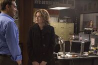 Detective Laura Diamond – Für Laura (Debra Messing, r.) ist es nicht leicht, Jake (Josh Lucas, l.) und Jennifer (Jenna Fischer, M.) zusammen zu sehen ...