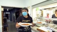 7 Tage ... – In der gemeinnützigen Ada-Kantine in Frankfurt helfen rund 200 Freiwillige leckeres, qualitätsvolles und kostenloses Essen anzubieten.