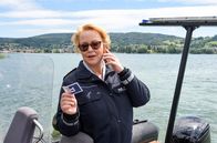 WaPo Bodensee – Nele Fehrenbach (Floriane Daniel) gibt erste Ermittlungsergebnisse an ihr Team weiter.