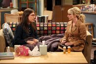 The Big Bang Theory – Während Amy (Mayim Bialik, l.) sich von Sheldon pflegen lässt, möchte Bernadette (Melissa Rauch, r.), dass Howard einen Ausflug mit ihrem Vater unternimmt ...