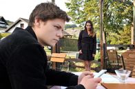 Die Eifelpraxis – Paul (Tom Böttcher) macht die Bekanntschaft mit einer jungen Unbekannten - Claire Bonin (Kristin Suckow).