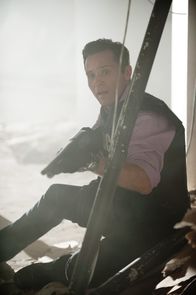 Castle – Muss schockiert dabei zusehen, wie die gefesselte Frau vor ihnen erschossen wird: Kevin (Seamus Dever) ...