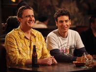 How I Met Your Mother – Ted (Josh Radnor, r.) und Marshall (Jason Segel, l.) erfahren, dass eins ihrer Lieblingsausflugsziele, eine spektakulär miese Pizzeria in Chicago, dichtmacht. Aus diesem Grund beschließen sie, noch einmal ihre Studentenzeit aufleben zu lassen ...