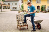 Dahoam is Dahoam – Philipp (Philipp Schneider, KLD) will durch einen Notizzettel klar machen, dass sein alter Sessel bald abgeholt wird.
