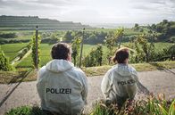 Tatort – Die friedliche Landschaft täuscht: Friedemann Berg (Hans-Jochen Wagner) und Franziska Tobler (Eva Löbau) sind vor Ort, weil sie hier in einem Fall von Körperverletzung und Vergewaltigung ermitteln.