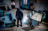 Sturm der Liebe – Tom (Milan Marcus) merkt nicht, dass er bei seinem nächtlichen Besuch von einer Überwachungskamera aufgezeichnet wird.