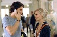 Elizabethtown – Auf dem Flug zur Trauerfeier für seinen Vater lernt der lebensmüde Drew (Orlando Bloom, l.) die süße Stewardess Claire (Kirsten Dunst, r.) kennen, die zufällig auch aus Elizabethtown stammt. Schon bald hat er sich rettungslos in die junge Frau verliebt ...