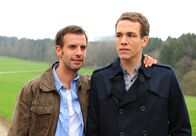 Sturm der Liebe – ARD STURM DER LIEBE FOLGE 1550 Uhr im ERSTEN. Nils (Florian Stadler, l.) baut Xaver (Jan van Weyde, r.) nach dessen Kündigung auf.