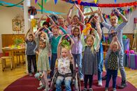 TanzAlarm – Im Kindergarten tanzen alle zusammen den "A-E-I-O-U"-Song.