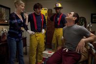 Modern Family – Phil (Ty Burrell, r.) weiss gerade nicht, was schlimmer ist: seine Schmerzen oder die Tatsache, dass Claire (Julie Bowen) sich mitten in der Nacht für den attraktiven Feuerwehrmann (Joey Baker, 2.v.l.) und seinen Kollegen (Darst. unbekannt) gestylt hat.