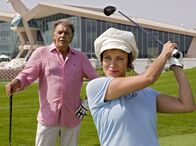 Das Traumhotel – Beim Golfspiel hofft der Hotelmanager Markus Winter (Christian Kohlund) die harte Schale der unnahbaren Touristik-Managerin Sarah Reimers (Sonja Kirchberger) zu durchbrechen.