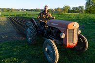 Heimatleuchten – Bauer Georg Doppler auf seinem Oldtimertraktor.