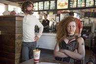 Baskets – Chip (Zach Galifianakis) muss sich um Trinity (Mary Wiseman, r.), eine alte Bekannte aus seiner Obdachlosen-Zeit, kümmern ...