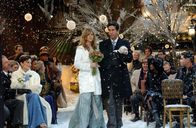 Friends – Freuen sich für ihre Freunde: Rachel (Jennifer Aniston, l.) und Ross (David Schwimmer, r.) ...