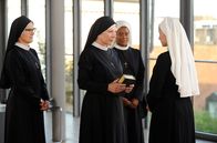 Um Himmels Willen – Claudia (Mareike Lindenmeyer, r.) ist von Oberin Theodora (Nina Hoger, 2.v.l.) in den Orden aufgenommen worden und darf als Novizin im Kloster bleiben. Schwester Lela (Denise M'Baye, 2.v.r.) und Schwester Hildegard (Andrea Sihler, l.) freuen sich mit ihr.