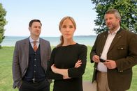 Die Rosenheim-Cops – Die Cops (Dieter Fischer, r.; Mark-Alexander Solf, l.) verdächtigen Franziska Plessen (Lea Faßbender, m.). Ist sie zur Mörderin geworden, um ihren Bruder zu beerben?