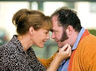 In aller Freundschaft – Chefin Rita Wenning (Maike Bollow, links) spricht sich mit Klaus Pahlke (Timo Dierkes) aus. Er gibt schweren Herzens zu, nicht lesen und schreiben zu können.