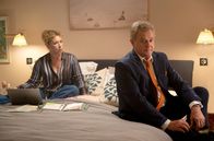 Douglas Is Cancelled – Die Ehe der Chefredakteurin Sheila (Alex Kingston) und Nachrichtenlegende Douglas (Hugh Bonneville) wird auf die Probe gestellt: Die Krise ist nicht mehr nur beruflicher Natur.