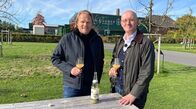 Der Vorkoster – Björn Freitag (l.) probiert den sortenreinen Apfelsaft von Saftkelterer Peter van Nahmen (r.)