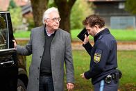 Frühling – Hans Lorenz (Gerd Anthoff, l.) wird von Polizist Loisl (Sebastian Gerold, r.) verdächtigt, Katja Baumann bedroht zu haben.