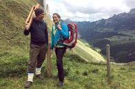 Wunderschön! – Tamina Kallert (r) in den Bergen im Appenzeller Land mit ihrem Begleiter Jürg Steigmeier.