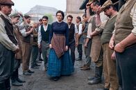 Oktoberfest 1900 – Von links: Ludwig (Markus Krojer), Maria (Martina Gedeck) und Roman Hoflinger (Klaus Steinbacher) schreiten, kurz nachdem sie die Nachricht von Ignatz Hoflingers Tod erhalten haben, durch die trauernden Brauereimitarbeiter. - Motiv aus Folge 2 "Die Zeichen der Zeit"
