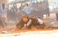 Blood Diamond – Geraten in die Strassenkämpfe in Sierra Leone: Danny Archer (Leonardo DiCaprio, l.) und Solomon Vandy (Djimon Hounsou, r.) ...