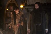 What We Do in the Shadows – Nadja (Natasia Demetriou, l.); Nandor (Kayvan Novak, r.)