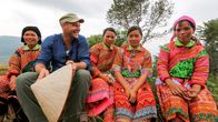 alpha-expedition / Länder-Menschen-Abenteuer: Mit dem Zug ... – Kurze Pause von schweißtreibender Arbeit: Korrespondent Philipp Abresch mit den Reisbauern von Ha Giang.