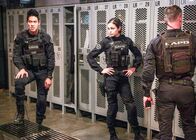 S.W.A.T. – Victor Tan (David Lim) und Christina 'Chris' Alonso (Lina Esco) Die Verwendung des sendungsbezogenen Materials ist nur mit dem Hinweis und Verlinkung auf RTL+ gestattet.; Victor Tan (David Lim) und Christina 'Chris' Alonso (Lina Esco) Die Verwendung des sendungsbezogenen Materials ist nur mit dem Hinweis und Verlinkung auf RTL+ gestattet.