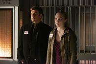 Castle – Alexis (Molly C. Quinn, r.) hofft auf die Hilfe ihres Vaters (Nathan Fillion, l.). Sie will beweisen, dass Frank Henson, der in der Todeszelle sitzt, unschuldig ist ...