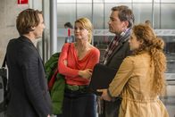 Danni Lowinski – Mit Ollis Hilfe bekommt Danni (Annette Frier, 2.v.l.) eine neue Mandantin, der Olli (Jan Sosniok, 2.v.r.) und Danni gemeinsam helfen wollen. Chantal (Anja Antonowicz, r.) braucht Hilfe beim Eintreiben des ihr zustehenden Unterhalts für ihren Sohn Finn. Da kommt es gerade wie gerufen, dass Tauchlehrer Moritz (David Rott, l.) wegen einer Erbschaftsangelegenheit in Köln ist.